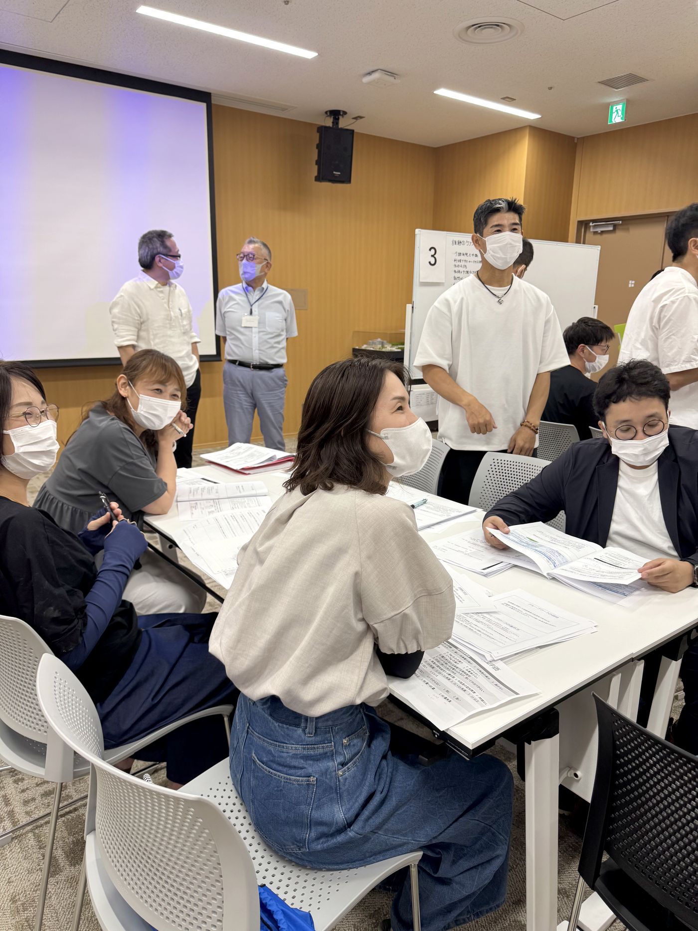 受講者が資料をもとに話し合う様子
